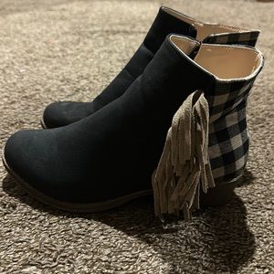 Black/khaki fringe ankle booties Size 7
